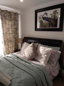 普雷斯科特House Rose 1的一张带枕头的床和鸟的照片