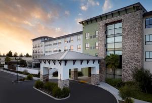 罗内特公园Hotel Centro Sonoma Wine Country, Tapestry Collection Hilton的 ⁇ 染酒店,带凉亭