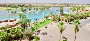 马拉喀什Exquisite Luxury Villa Golf的棕榈树河流的空中景观