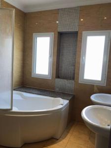 纳布勒Villa à yasmine hammamet的带浴缸、卫生间和盥洗盆的浴室