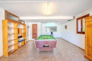 穆罗海滩Villa Pons的客房铺有瓷砖地板,配有台球桌。
