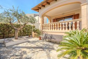 穆罗海滩Villa Pons的树屋前的长凳