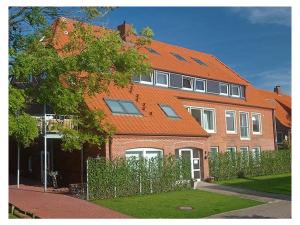 于斯德Haus Delft Ilmenau的一座带橙色屋顶的大型砖屋