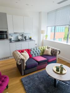 斯劳Captivating 1-Bed Apartment in Slough with Kingbed的客厅配有沙发和桌子