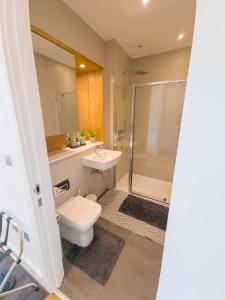 斯劳Captivating 1-Bed Apartment in Slough with Kingbed的浴室配有卫生间、盥洗盆和淋浴。