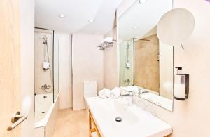 埃斯卡纳Leonardo Royal Hotel Ibiza Santa Eulalia的一间带水槽和镜子的浴室