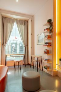 波尔图Porto Lounge Hostel & Guesthouse by Host Wise的客厅配有桌椅和窗户。