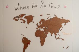 波尔图Porto Lounge Hostel & Guesthouse by Host Wise的一张世界地图,上面写着你从哪里来的单词