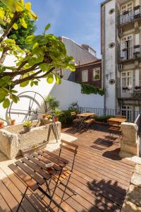 波尔图Porto Lounge Hostel & Guesthouse by Host Wise的大楼内带桌椅的木制甲板