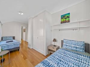 悉尼4 bdrms house ICC & Darling Harbour & central & CBD & China Town的一间卧室配有两张床和一张桌子