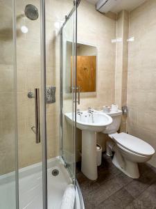 阿勒浦The Royal Hotel的浴室配有卫生间、盥洗盆和淋浴。