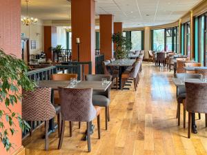 阿勒浦The Royal Hotel的餐厅设有桌椅和窗户。