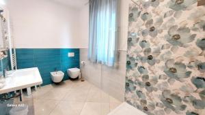 阿杰罗拉Olimpo degli Dei的浴室配有卫生间、盥洗盆和淋浴。