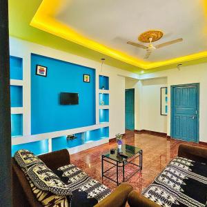 卡兰古特The Grey Villa - Private Pool的客厅设有蓝色的墙壁、一张沙发和一张桌子