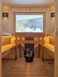 山中湖村Log cabin rental & Finland sauna Step House的一个带窗户的桑拿室