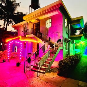 卡兰古特The Grey Villa - Private Pool的一座粉红色和绿色的房屋