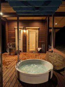 山中湖村Log cabin rental & Finland sauna Step House的房屋中央的按摩浴缸