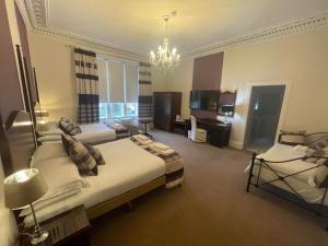 汉密尔顿阿翁桥酒店的大房间设有两张床和吊灯