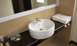 峰牙Sai Gon Phong Nha Hotel的浴室设有白色水槽和镜子