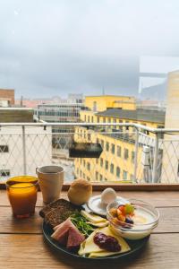 奥胡斯奥胡斯市丹霍斯特旅舍的餐桌上一盘早餐食品,享有美景