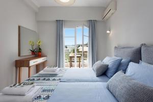 古维亚Marietta's Resort by Konnect, Gouvia Corfu的一间卧室设有一张大床和窗户