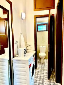 安塔利亚Konukzade OldTown Apart的一间带洗衣机和卫生间的浴室