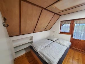 哲汀泊德勒瓦Chata Mezičky的一间小卧室,配有床和窗户