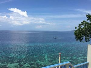 MatutinaoFamily Room near Kawasan Falls的一条大水体中的小船