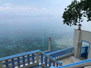 MatutinaoFamily Room near Kawasan Falls的大楼的阳台享有海景。