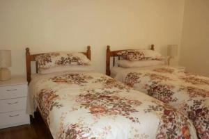 阿斯克Glenview Lodge accommodation, Monmouthshire的卧室内两张并排的床