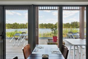 拉特斯特德布赫拉特斯特全套房酒店 - 阿卡雄湾的享有水景的用餐室