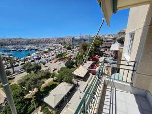 比雷埃夫斯Piraeus center sea view apartment的市景阳台