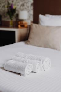 凯恩L'Hôtel Bristol的床上的一大堆毛巾