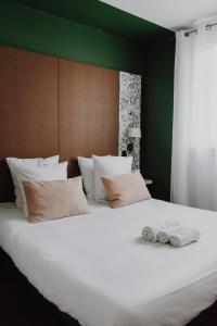 凯恩L'Hôtel Bristol的一张白色的大床,带两条毛巾
