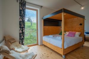 戈雷尼斯卡地区采尔克列Eko Glamping Resort Krištof的一间卧室设有天蓬床和窗户。