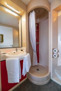 南特赛里斯南特酒店的浴室配有盥洗盆、淋浴和毛巾