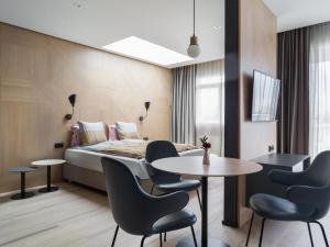 雷克雅未克莲花酒店的酒店客房带一张床、一张桌子和椅子