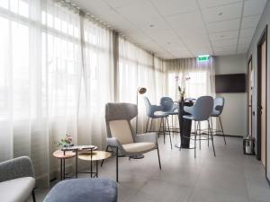 雷克雅未克莲花酒店的医院里带椅子和桌子的等候室