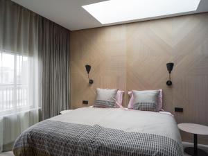 雷克雅未克莲花酒店的一间卧室设有一张大床和一个窗户。