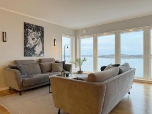 TorslandaFantastic villa with a sea view in Torslanda的客厅配有沙发和桌子