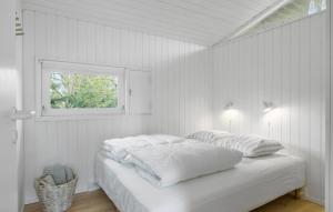 吉利勒杰3 Bedroom Cozy Home In Gilleleje的白色客房的一张床位,设有窗户