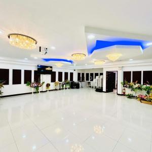 桑托斯将军城Offshore Hotel的大型宴会厅设有白色地板和吊灯