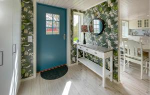 瓦尔贝里3 Bedroom Lovely Home In Varberg的浴室设有蓝色门和水槽