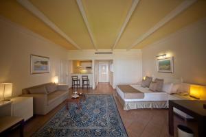 贝鲁特贝鲁特皇家度假村的客厅配有床和沙发