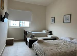 María ChiquitaApartamento en el mar Caribe, Playa Escondida Resort & Marina的一间卧室设有两张床和窗户。