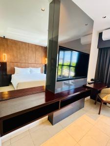 莫尔兹比港拉马纳酒店 的一间带大床和电视的卧室