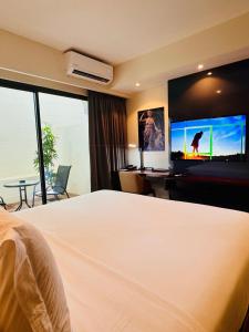莫尔兹比港拉马纳酒店 的配有一张床和一台平面电视的酒店客房