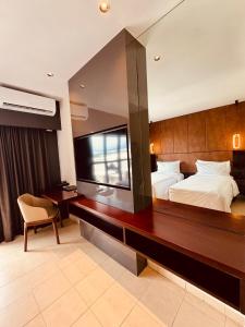 莫尔兹比港拉马纳酒店 的一间卧室设有一张大床和一个大镜子