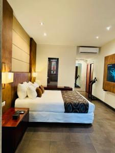 莫尔兹比港拉马纳酒店 的酒店客房设有一张大床和一张书桌。