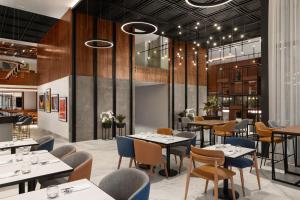 卡萨布兰卡Courtyard by Marriott Casablanca Downtown的配有桌椅和桌上电脑的用餐室